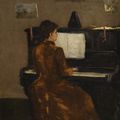 Молодая женщина за пианино